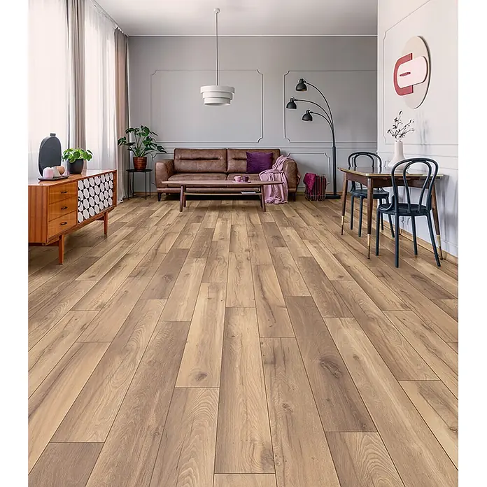 Krono Original Laminat Classic Silent Eco - Wild West Oak, Landhausdiele, 1.288 x 195 x 9 mm - Warmer, hellbrauner Laminatboden in Holzoptik im Wohn- und Essbereich.