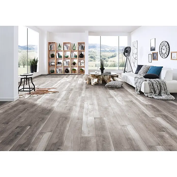 Krono Original Laminat Atlantic 8 - Blackwater Oak, Landhausdiele, 1.288 x 195 x 8 mm - Heller grauer Laminatboden in Holzoptik in einem hellen, modernen Wohnzimmer.