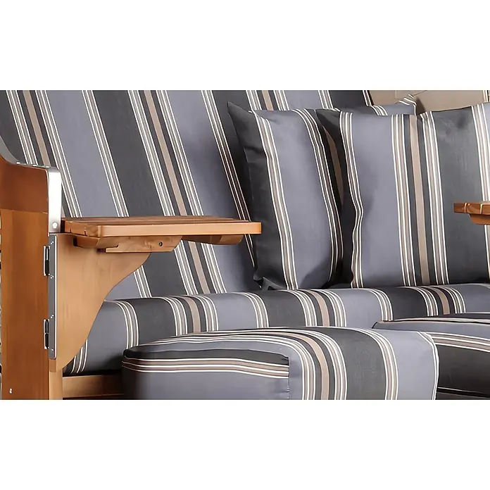 Bene Living Strandstuhl Strandkorb Komplettset Schleswig Pinie Braun PE Mokka Dessin 555 - Pinienholz. Polyrattan, Rückenlehne verstellbar, PE Mokka, B x T x H: 120 x 80 x 160 cm - Gestreifte Kissen in Grau, Beige und Weiß auf einer Holzbank für den Außenbereich mit Seitenablagen.