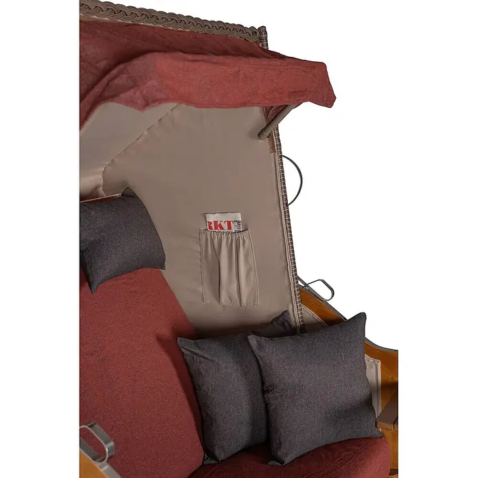 Bene Living Strandstuhl Strandkorb Schleswig - Pinienholz. Polyrattan, Rückenlehne verstellbar, PE Mokka, B x T x H: 120 x 80 x 160 cm - Innenansicht eines Strandkorbs mit roten und grauen Polstern, beigem Futter und Seitentasche.