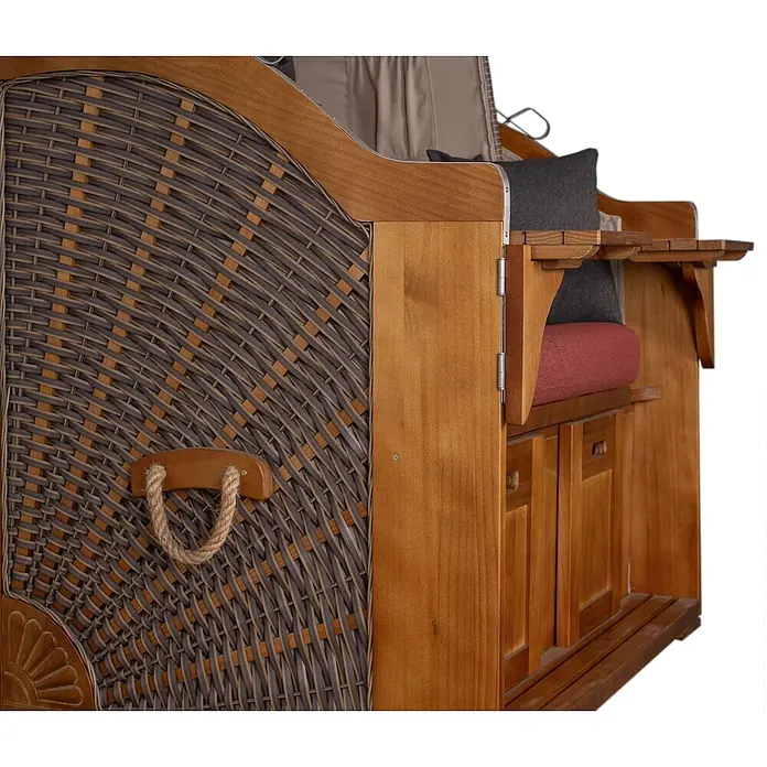 Bene Living Strandstuhl Strandkorb Schleswig - Pinienholz. Polyrattan, Rückenlehne verstellbar, PE Mokka, B x T x H: 120 x 80 x 160 cm - Detailansicht eines Strandkorbs aus Holz mit geflochtener Seitenwand, Seilgriff und Sitzfläche mit roten und grauen Kissen.