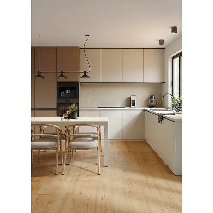 Krono Original Laminat Clever - Honey Ribera Oak, Landhausdiele, 1.288 x 195 x 6 mm - Eine moderne zweifarbige Küche mit beigen und braunen Schränken, einem hölzernen Esstisch, Stühlen und Pendelleuchten.