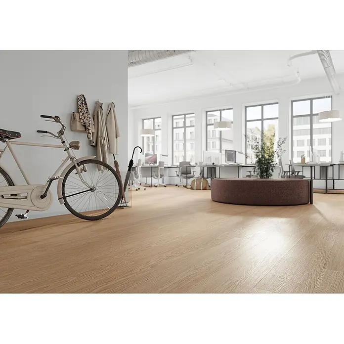 Krono Original Laminat Long Plank 8 - Natural Darcy Oak, Landhausdiele, 2.003 x 245 x 8 mm - Heller Holzfußboden in einem hellen, modernen Büroeingang und Großraumbüro, der eine warme, einladende Atmosphäre schafft.