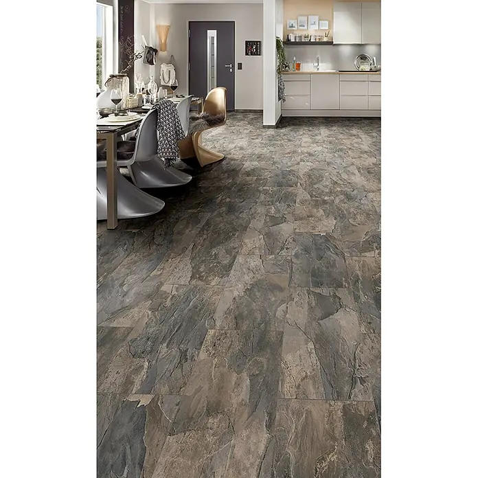 Krono Original Laminat Atlantic 8 - Pewter Slate, 638 x 330 x 8 mm - Strukturierter Bodenbelag, der große, mehrfarbige Schieferfliesen in einem modernen Wohn- und Küchenbereich imitiert.