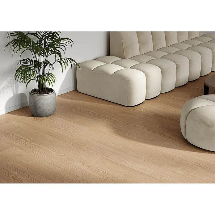 Krono Original Laminat Atlantic 12 - Natural Darcy Oak, Landhausdiele, 1.288 x 195 x 12 mm - Helles Holzboden in einem modernen Wohnzimmer verlegt, das eine helle und natürliche Ästhetik schafft.