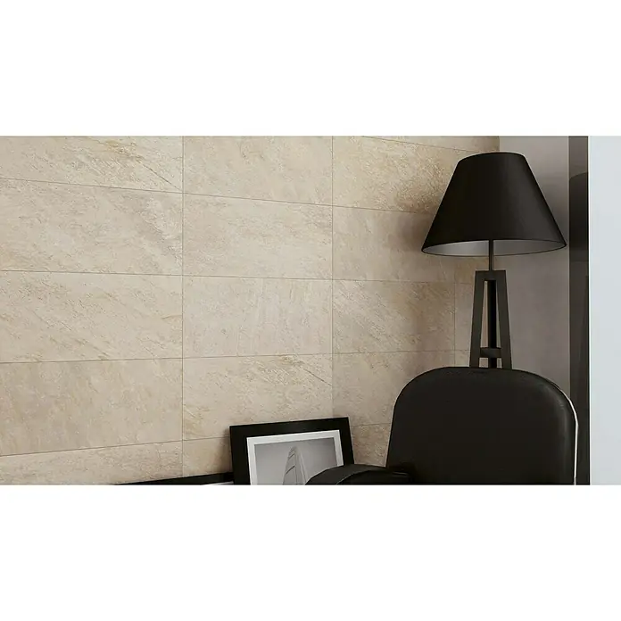 Atlas Concorde Solution Regent Feinsteinzeugfliese Ivory - 30 x 60 cm, Beige/Braun, Matt - Nahaufnahme einer Wand mit hellbeigen Fliesen, die eine natürliche Steintextur aufweisen und eine warme, elegante Atmosphäre schaffen.