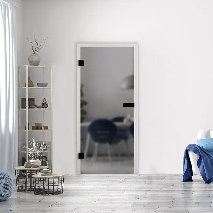Diamond Doors Glasdrehtür Grey - 834 x 1.972 mm, DIN Anschlag: Links, Satiniertes Glas - Innentür aus Milchglas mit schwarzen Scharnieren, die einen unscharfen Blick in den Nebenraum ermöglicht.