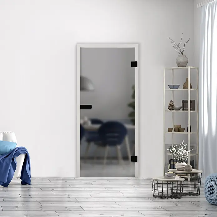 Diamond Doors Glasdrehtür Grey - 834 x 1.972 mm, DIN Anschlag: Links/Rechts, Klarglas - Mattglastür mit schwarzen Scharnieren und weißem Rahmen in einem modernen Wohnbereich.