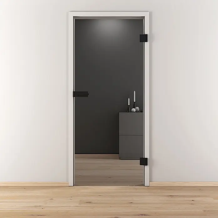 Diamond Doors Glasdrehtür Grey - 834 x 1.972 mm, DIN Anschlag: Links/Rechts, Klarglas - Glastür mit schwarzer Hardware in weißem Rahmen, führt zu einem dunkelgrauen Raum mit Schrank.