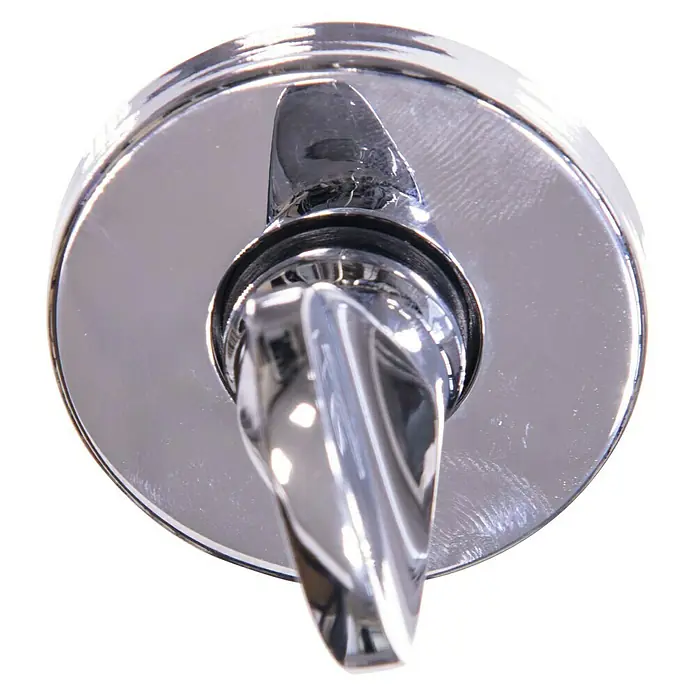 Condena 4018R - Latón, Cromado - Primer plano de un pestillo de inodoro cromado brillante que refleja la luz. Ideal para diseños de baños modernos.
