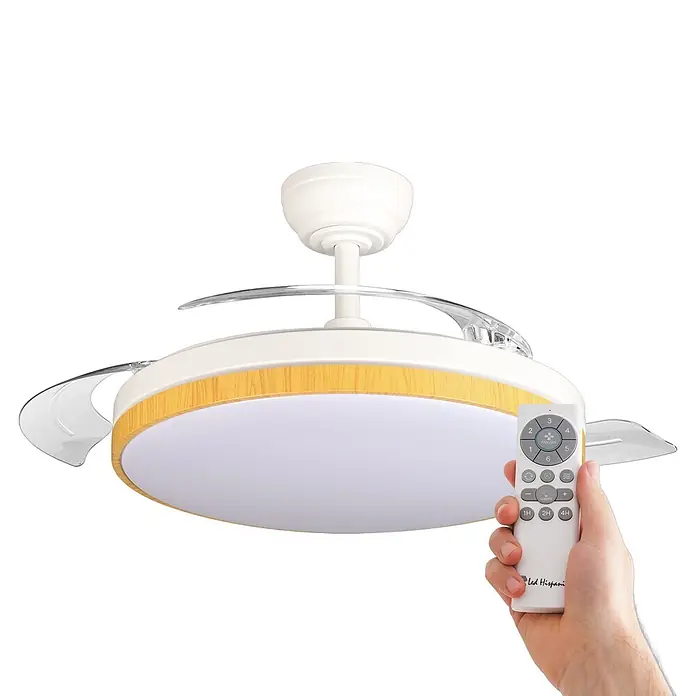 Led Hispania Ventilador de techo Belcaire - Blanco/Madera, 106 cm, 30 W, Blanco frío - Ventilador de techo blanco con luz, borde efecto madera, aspas retráctiles transparentes y mando blanco sostenido por una mano.