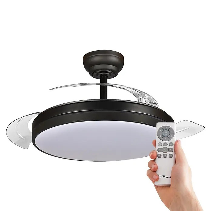 Led Hispania Ventilador de techo Belcaire - Negro, 106 cm, 30 W, Blanco frío - Ventilador de techo retráctil negro con luz LED y aspas transparentes, mostrado con un mando a distancia blanco en una mano.