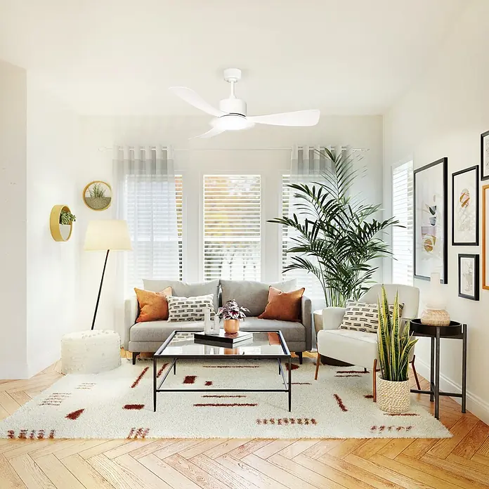 Led Hispania Ventilador de techo Nerja - Blanco, 106,6 cm, 29 W, Blanco neutro - Ventilador de techo blanco en una sala de estar moderna con sofá gris, mesa de centro, plantas y luz natural.