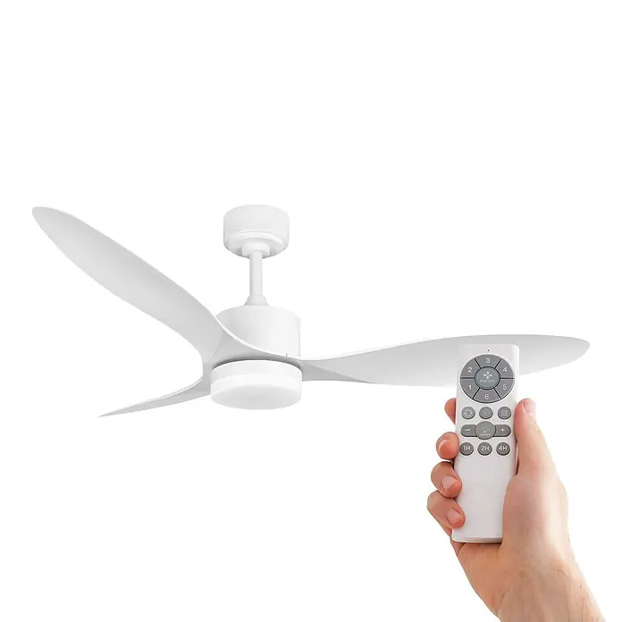Led Hispania Ventilador de techo Vinaroz - Blanco, 132 cm, 51 W, Blanco frío - Ventilador de techo blanco con tres aspas curvas y un mando a distancia a juego sostenido por una mano.