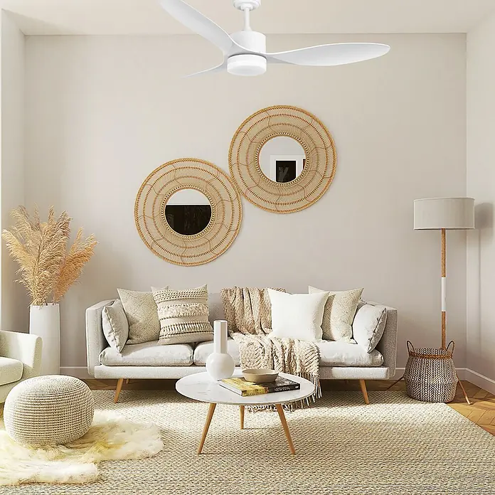 Led Hispania Ventilador de techo Vinaroz - Blanco, 132 cm, 51 W, Blanco frío - Ventilador de techo blanco de 3 aspas con luz instalado en una sala de estar moderna.