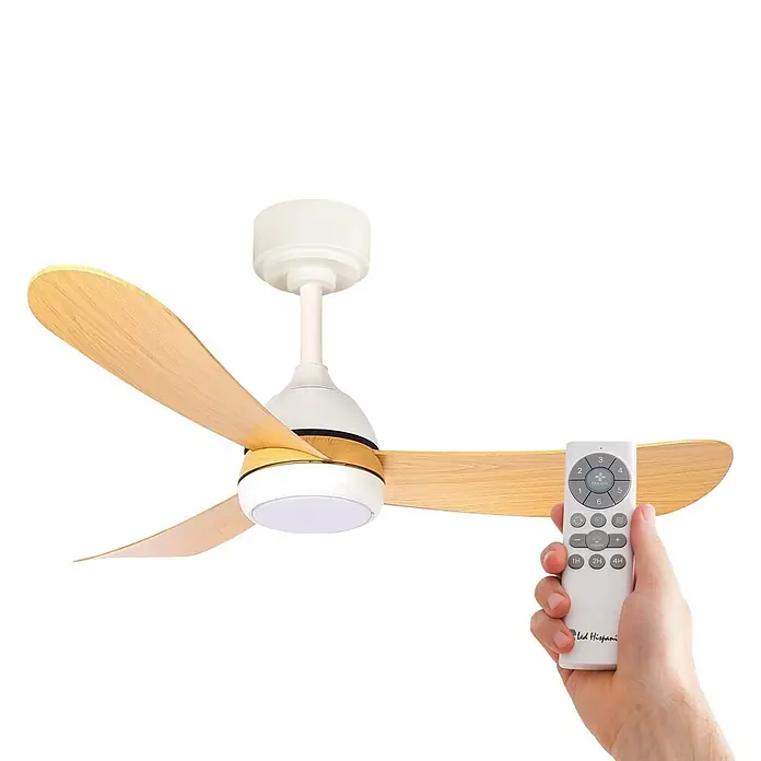 Led Hispania Ventilador de techo Orpesa - Blanco/Madera, 96,5 mm, 29 W, Blanco neutro - Ventilador de techo blanco con aspas de madera clara y luz LED integrada, junto a su mando a distancia sostenido por una mano.