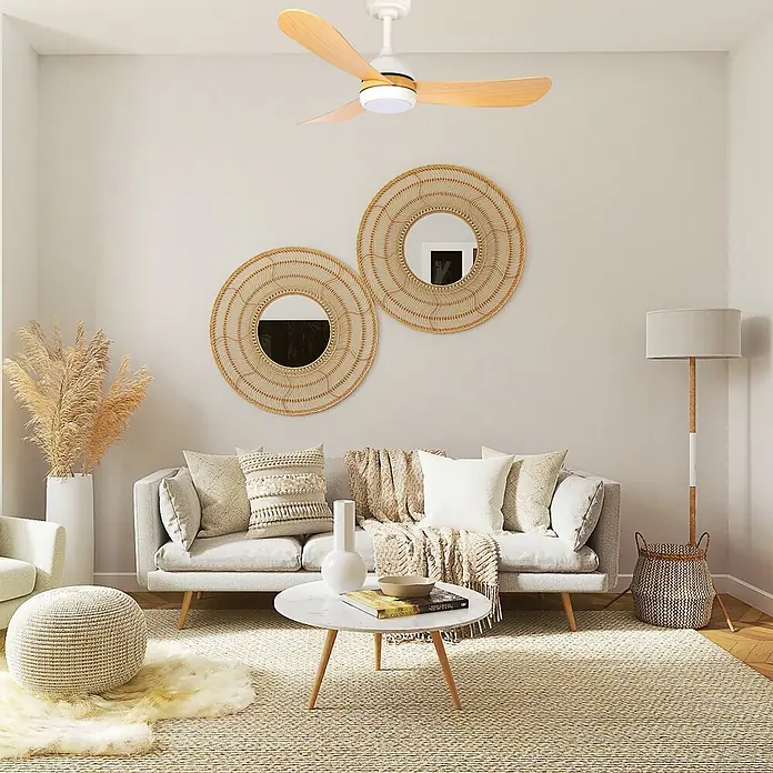Led Hispania Ventilador de techo Orpesa - Blanco/Madera, 96,5 mm, 29 W, Blanco neutro - Ventilador de techo blanco con aspas de madera clara en un salón.