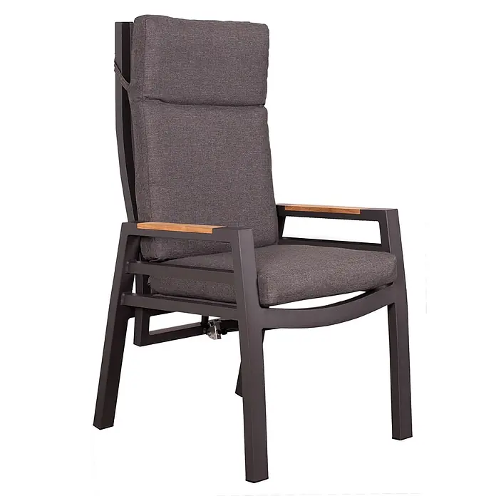 Bene Living Gartentisch-Set Sevilla + Hocker mit Tisch Sevilla - Gesamtumfang: 7 -tlg., Aluminium pulverbeschichtet, Textilene, Keramik, Ausziehbar - Dunkelgrauer Aluminium-Gartenliegestuhl mit grauen Kissen und Holzarmlehnen.