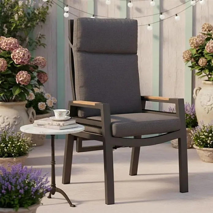 Bene Living Gartenstuhl Sevilla - Aluminium, Rückenlehne verstellbar, grau, B x T x H: 60 x 67 x 109 cm - Dunkelgrauer Outdoor-Sessel mit weichen Kissen und Holzarmlehnen-Akzenten auf einer Terrasse.