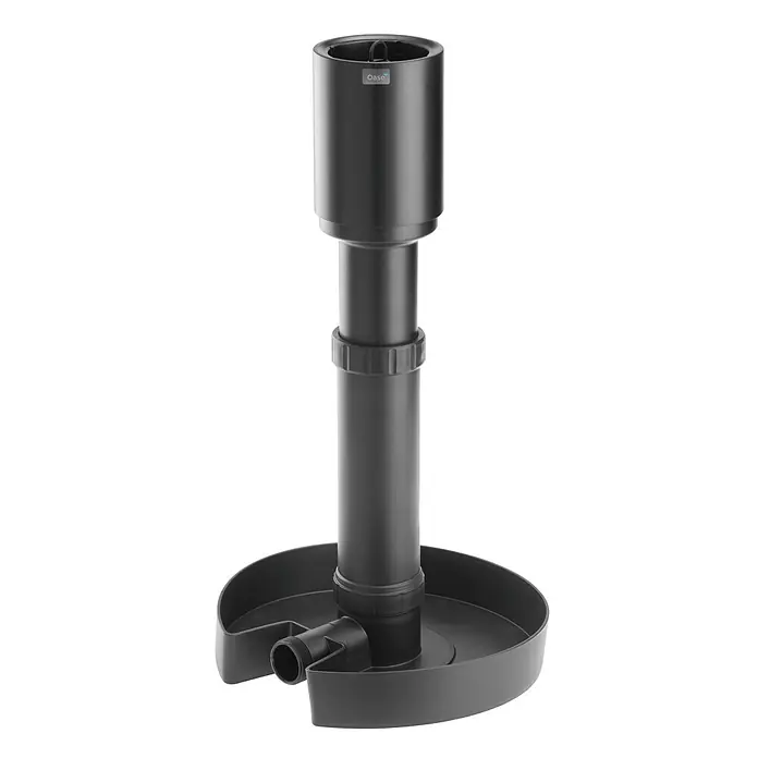 Oase Saugfilter AquaSkim 20 - Ausstattung: Saug- und Regulierungsstutzen - Schwarzes Oase Wasserpumpengehäuse mit zylindrischem Design und Gewindeanschluss an der Basis.