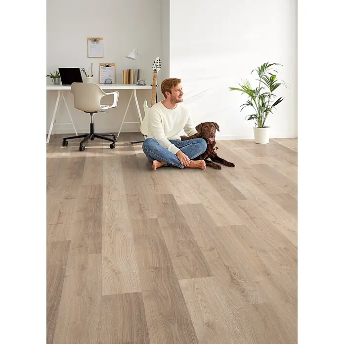 Decolife Designboden Freestyle Access Hardy Oak - 1.220 x 185 x 8,5 mm, Landhausdiele, Hardy Oak - Helles Holzoptik-Boden mit Mann und Hund, zeigt die komfortable und stilvolle Anwendung in einem modernen Raum.