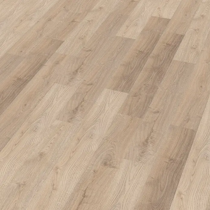 Decolife Designboden Freestyle Access Hardy Oak - 1.220 x 185 x 8,5 mm, Landhausdiele, Hardy Oak - Heller Holzoptik-Laminatboden mit natürlicher Maserung, diagonal verlegt.