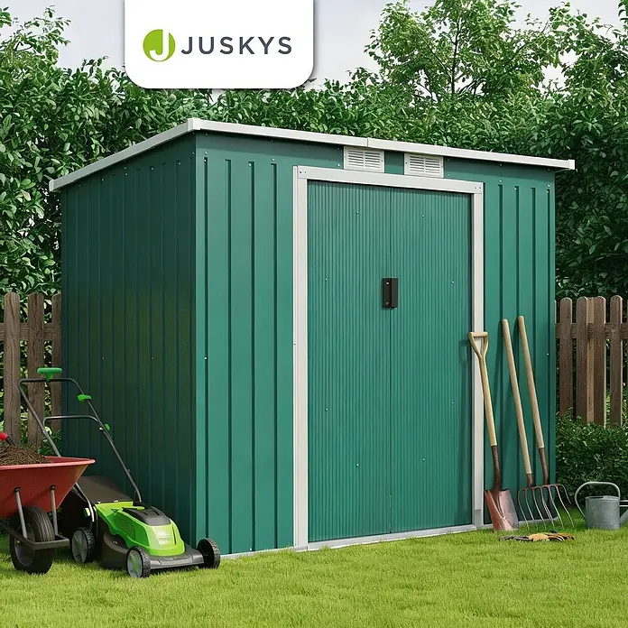 Juskys Gerätehaus Gerätehaus - Metall, grün - Grüner Metall-Gartenschuppen mit weißem Rand, in einem Garten mit Gartengeräten.