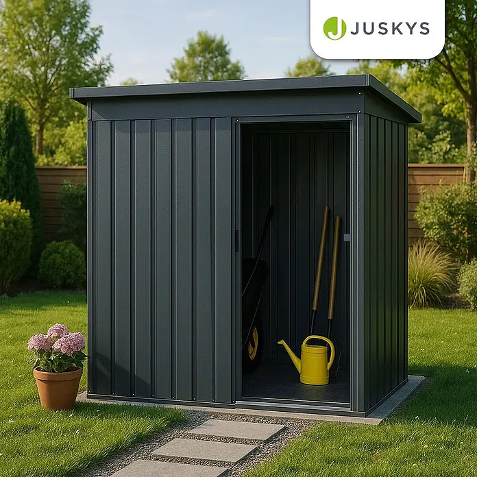 Juskys Gerätehaus Gerätehaus - Außenbreite inkl. Dachüberstand: 164 cm, Außentiefe inkl. Dachüberstand: 88 cm, Metall, Dunkelgrau - Dunkelgrauer Geräteschuppen aus Metall mit Schiebetür, für Gartengeräte. Steht auf gepflastertem Untergrund in einem Garten.