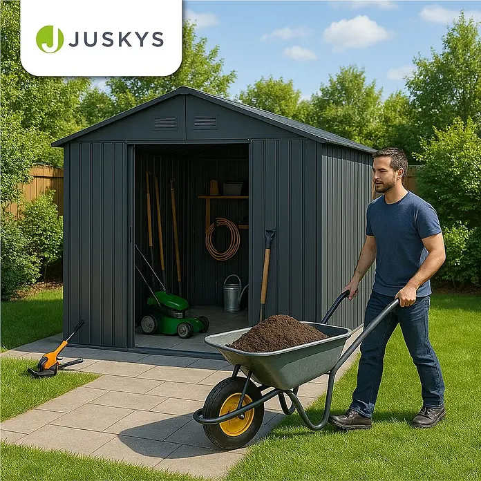Juskys Gerätehaus Gerätehaus - Außenbreite inkl. Dachüberstand: 282 cm, Außentiefe inkl. Dachüberstand: 314 cm, Metall, Dunkelgrau - Dunkelgraues Metall-Gartenhaus mit offenen Türen, das gelagerte Werkzeuge zeigt. Ein Mann schiebt eine Schubkarre Erde.