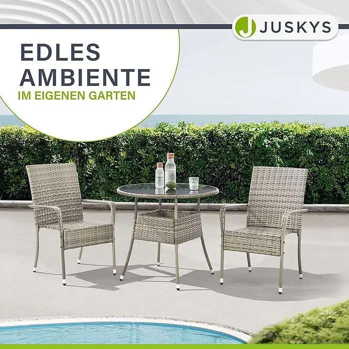Juskys Gartentisch rund Yoro - Ø x H: 80 x 73 cm, Polyrattan, Grau - Gartenmöbel-Set aus grauem Rattan mit zwei Stühlen und einem Tisch mit Glasplatte, auf einer Terrasse am Pool.