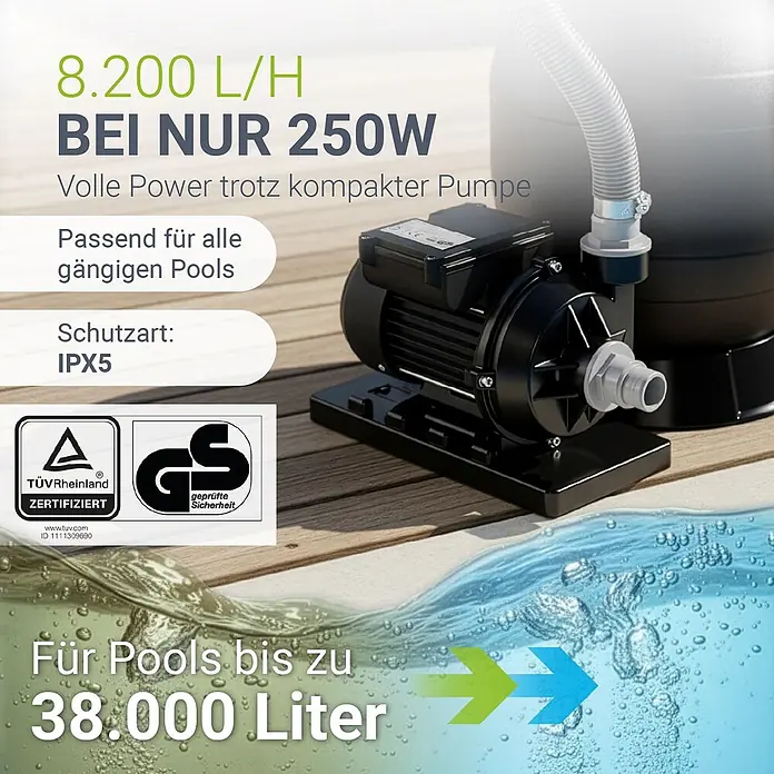 Juskys Sandfilteranlage Sandfilteranlage - Filterleistung: 4.500 l/h - Schwarze Poolpumpe auf Holzdeck neben Pool, zeigt die effiziente Wasserfilterung für den Einsatz im Schwimmbecken.