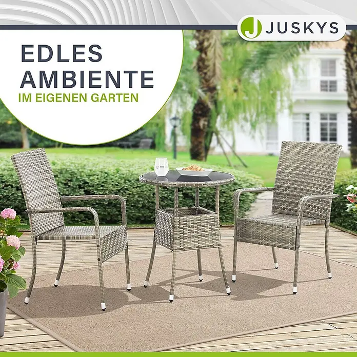 Juskys Gartentisch rund Yoro - Ø x H: 60 x 73 cm, Polyrattan, Grau - Ein graues Rattan-Bistroset mit zwei Stühlen und einem kleinen runden Tisch auf einer Terrasse im Garten.