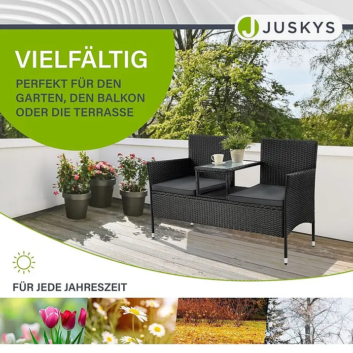 Juskys Loungesofa Monaco - B x T x H: 133 x 63 x 84 cm, Geflecht: Polyrattan; Gestell: Stahl; Tischplatte: Glas; Polster: Schaumstoff; Bezüge: Polyester, Schwarz - Schwarze Rattan Balkon Sitzgruppe mit zwei Stühlen und integriertem Glastisch auf Holzterrasse.