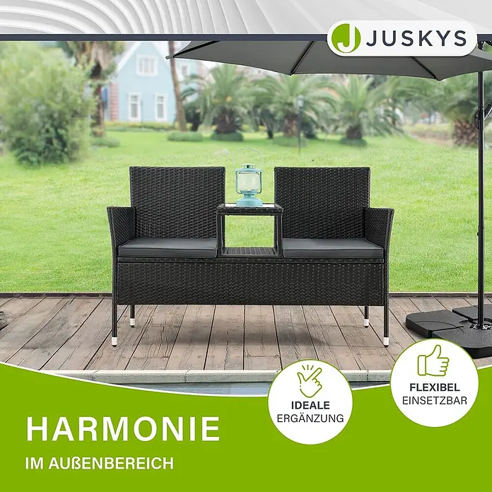 Juskys Loungesofa Monaco - B x T x H: 133 x 63 x 84 cm, Geflecht: Polyrattan; Gestell: Stahl; Tischplatte: Glas; Polster: Schaumstoff; Bezüge: Polyester, Schwarz - Dunkelbraune Rattan-Gartenbank für zwei Personen mit integriertem Tisch und grauen Auflagen.