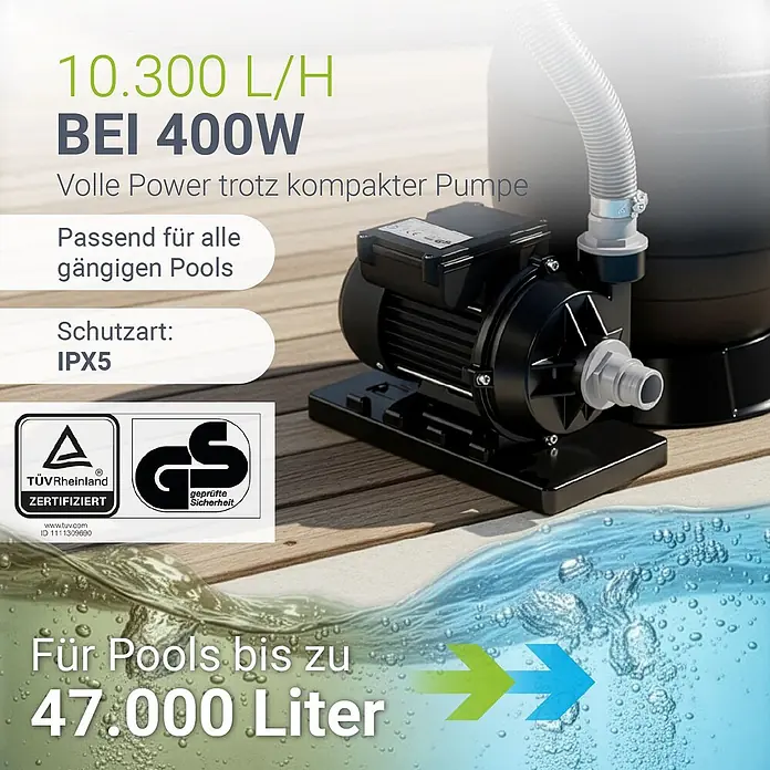 Juskys Sandfilteranlage Sandfilteranlage - Filterleistung: 6.000 l/h - Schwarze Poolpumpe auf Holzdeck, mit Filter verbunden, neben einem Pool. Ideal für Pools bis 47.000 Liter.