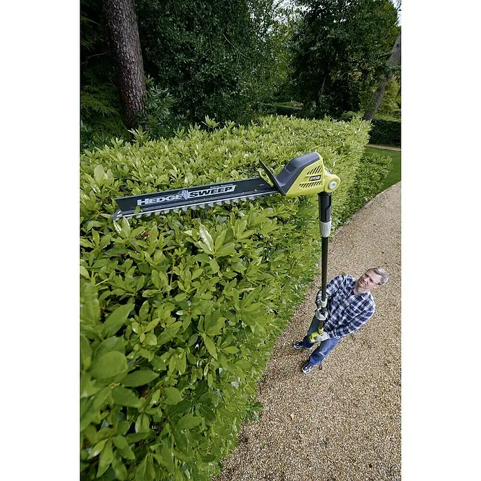 Ryobi ONE+ Teleskop-Heckenschere OPT1845 - 18 V, Li-Ionen, Ohne Akku - Ein Mann benutzt eine Ryobi Hedge Sweep Heckenschere, um eine Hecke zu schneiden. Ideal für Gartenarbeiten!