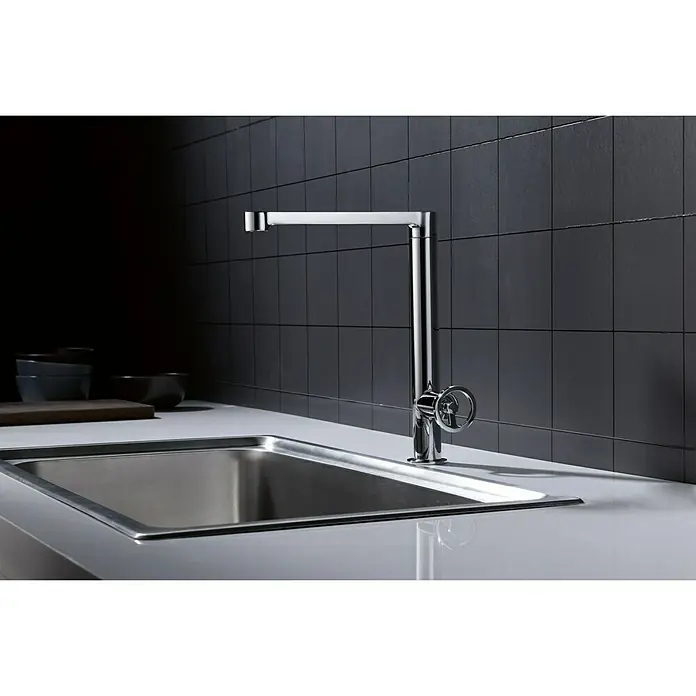 Imex Olimpo Grifo de cocina - Cromo, Resplandeciente - Primer plano de un moderno grifo de fregadero de cocina con caño rectangular y mango redondo en una cocina elegante.