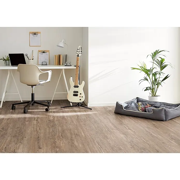 Decolife Designboden Freestyle Access Tuscan Pine - 1.220 x 185 x 8,5 mm, Landhausdiele, Tuscan Pine - Modernes Homeoffice mit weißem Schreibtisch, beigem Stuhl, E-Gitarre und grauem Hundebett auf Holzboden.