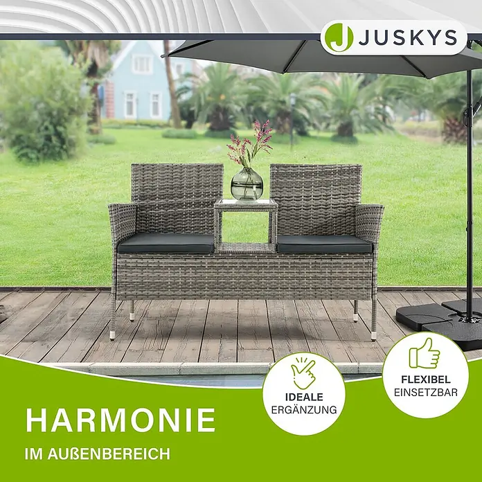 Juskys Loungesofa Monaco - B x T x H: 133 x 63 x 84 cm, Geflecht: Polyrattan; Gestell: Stahl; Tischplatte: Glas; Polster: Schaumstoff; Bezüge: Polyester, Grau - Graue Rattan-Gartenbank mit zwei Sitzen, schwarzen Kissen und integriertem Beistelltisch, auf einer Holzterrasse genutzt.