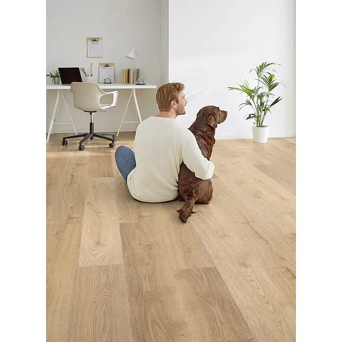 Decolife Designboden Freestyle Access Hazel Oak - 1.220 x 185 x 8,5 mm, Landhausdiele, Hazel Oak - Heller Holzoptikboden mit Mann und Hund, die darauf sitzen, zeigt die Nutzung in einem Wohnbereich.