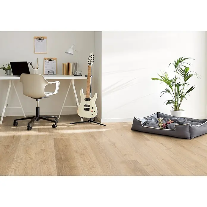 Decolife Designboden Freestyle Access Hazel Oak - 1.220 x 185 x 8,5 mm, Landhausdiele, Hazel Oak - Heller Holzboden mit natürlicher Maserung, der ein modernes Homeoffice und einen Haustierbereich ergänzt.