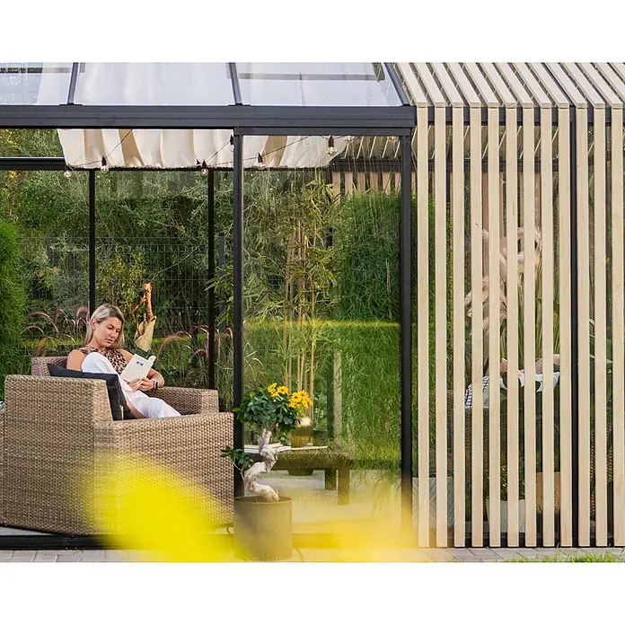 Bloomcabin Gewächshaus Aluminium Limited Edition mit Accoya-Fusion - Außenmaß inkl. Dachüberstand (B x T): 235 x 309 cm, Material Seitenwand: Glas, 4 mm, Schwarz - Schwarz umrahmtes Gewächshaus mit Glaswänden und Holzlamellen, gemütlicher Raum zum Entspannen und Lesen.