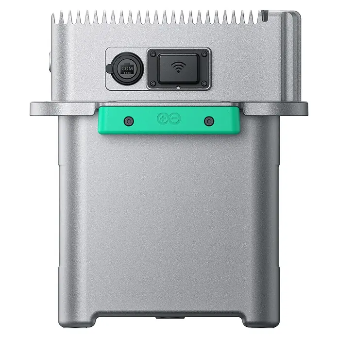 Zendure Batteriespeicher ZDB2503 - Leistungsaufnahme: 1.400 W, Nennspannung: 230 V - Silbernes Industriegehäuse mit Kühlrippen, COM-Anschluss, WLAN-Symbol und grünem Arduino-Band.