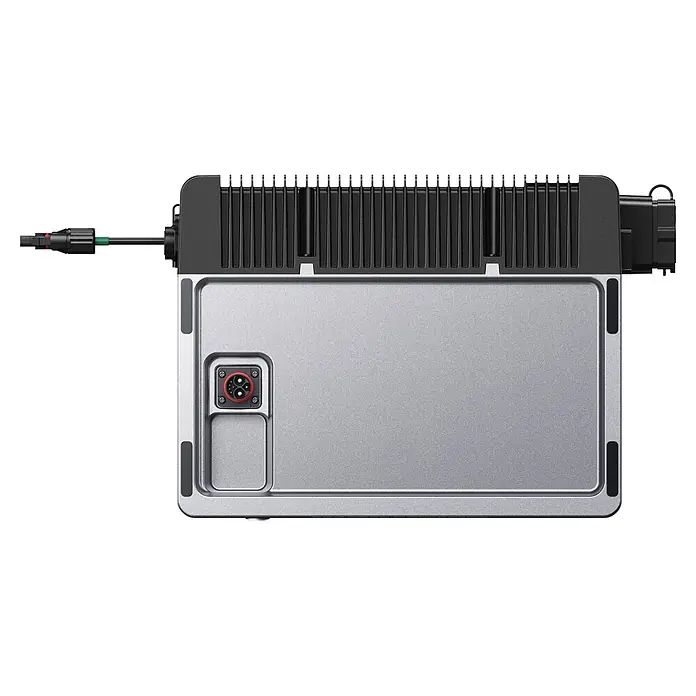 Zendure Batteriespeicher ZDA2507 - Leistungsaufnahme: 3.000 W, Nennspannung: 48 V - Graues rechteckiges Elektronikgerät mit schwarzem Gehäuse und Kühlrippen, Kabel mit Stecker und rot akzentuiertem Anschluss.