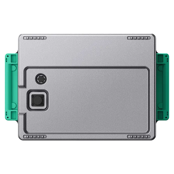 Zendure Batteriespeicher ZDSF1600AC+ - Nennspannung: 48 V - Strukturierte silbergraue Hülle mit grünen Griffen, mit sechseckiger Öffnung und quadratischer Platte.