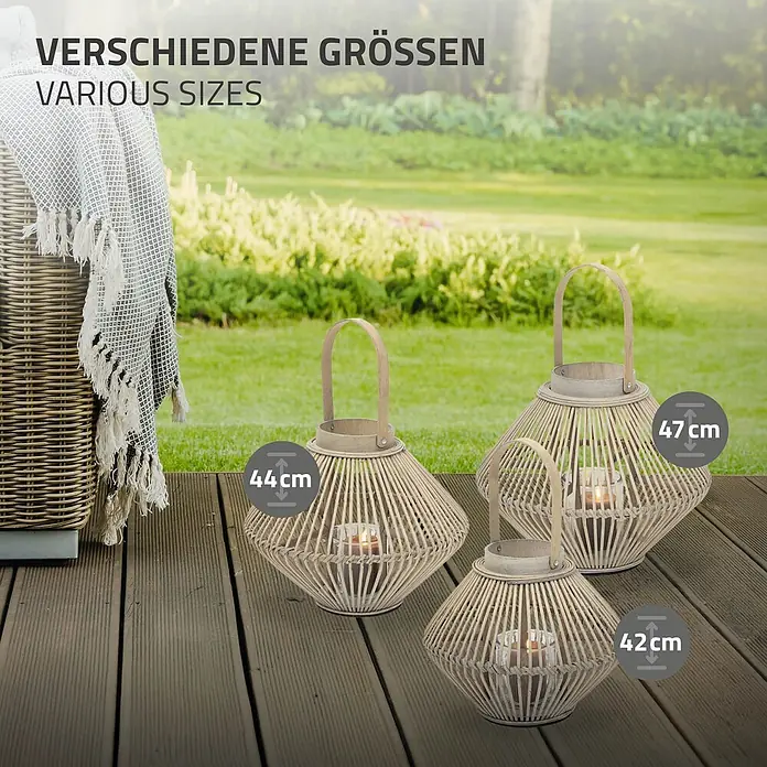 ECD Germany Windlicht Boho Bambus Laterne - Ø x H: 35 x 44 cm, Natur, 1 Stk. - Drei naturfarbene Rattan-Laternen in verschiedenen Größen (42, 44, 47 cm) auf einer Holzterrasse.