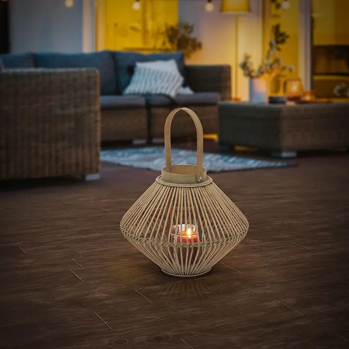 ECD Germany Windlicht Boho Bambus Laterne - Ø x H: 35 x 44 cm, Natur, 1 Stk. - Natürliche Bambuslaterne mit brennender roter Kerze, die auf einem Holzboden in einem gemütlichen Außenbereich warmes Licht spendet.