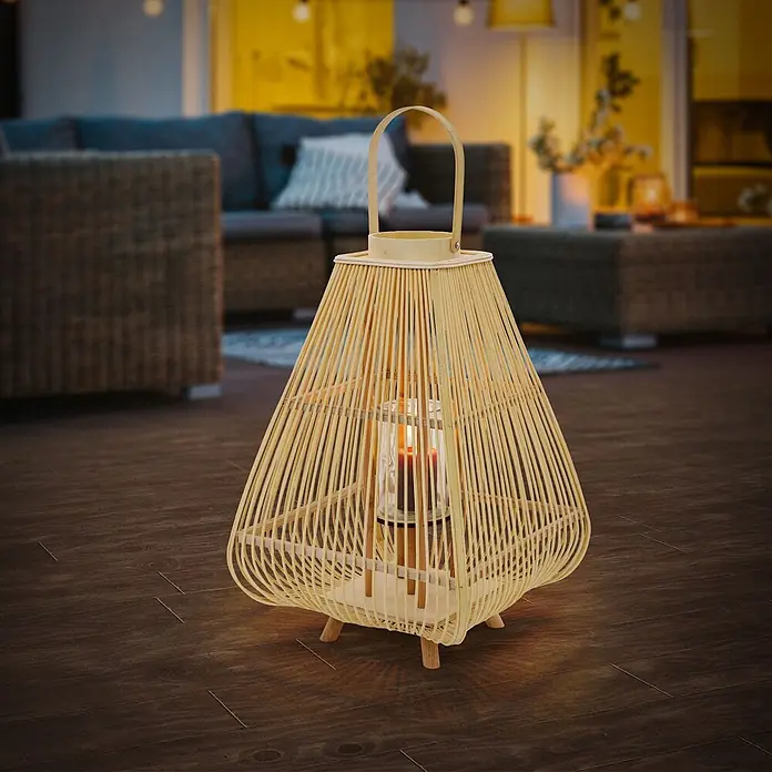ECD Germany Windlicht Boho Bambus Laterne - Natur, 1 Stk. - Leichte Bambuslaterne mit brennender Kerze, spendet warmes Licht auf Holzboden in gemütlicher Umgebung.