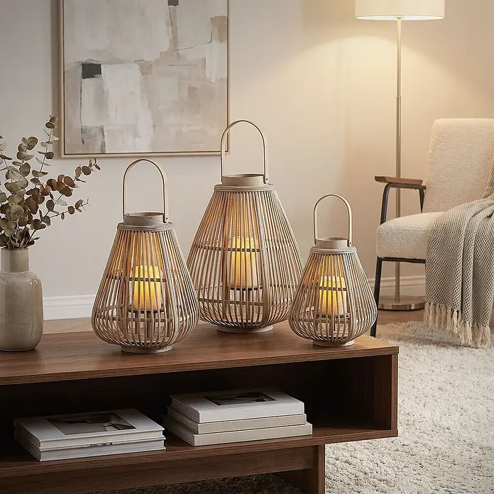 ECD Germany Windlicht Boho Bambus Laterne - Ø x H: 28 x 55 cm, Natur, 1 Stk. - Drei natürliche Rattan-Laternen mit warmen LED-Kerzen auf einem Couchtisch, die ein gemütliches Wohnambiente schaffen.