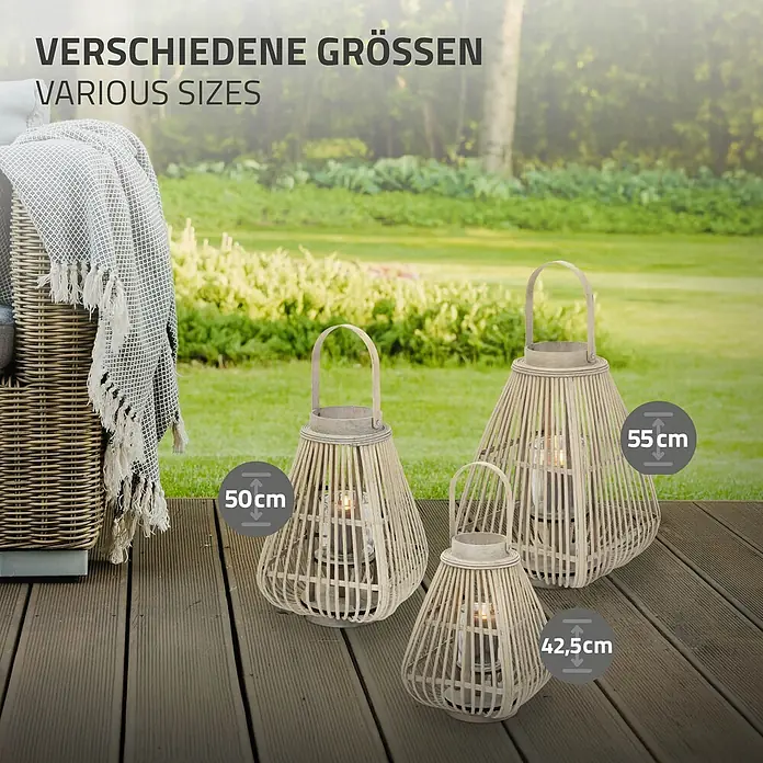ECD Germany Windlicht Boho Bambus Laterne - Ø x H: 24 x 50 cm, Natur, 1 Stk. - Drei natürliche Bambuslaternen in verschiedenen Größen mit Kerzen auf einer Holzterrasse.